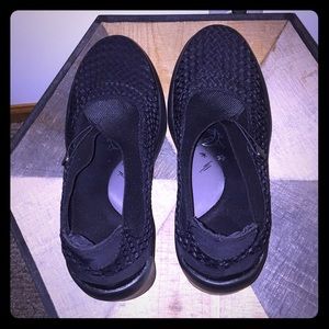 BZees size 9M Black Clogs